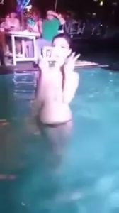 คลิปโป๊ฉาวสนั่นโซเชียลเปลือยหน้าอกลงเล่นน้ำ